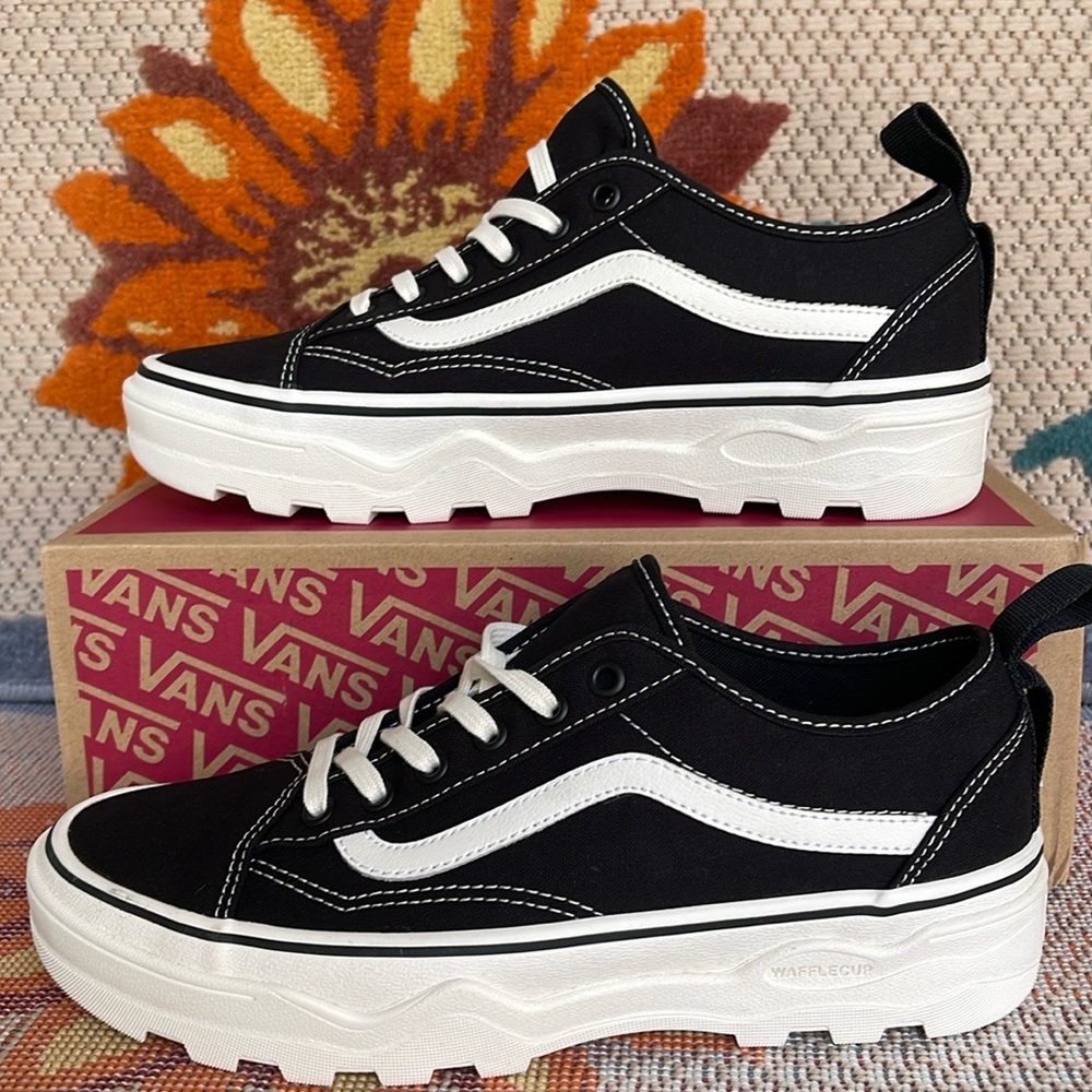 Vans WMNS Sentry Old Skool (Canvas) Black/Marshmallow
VN0A5KR3VQE
Sneakers - Picture 1 of 16